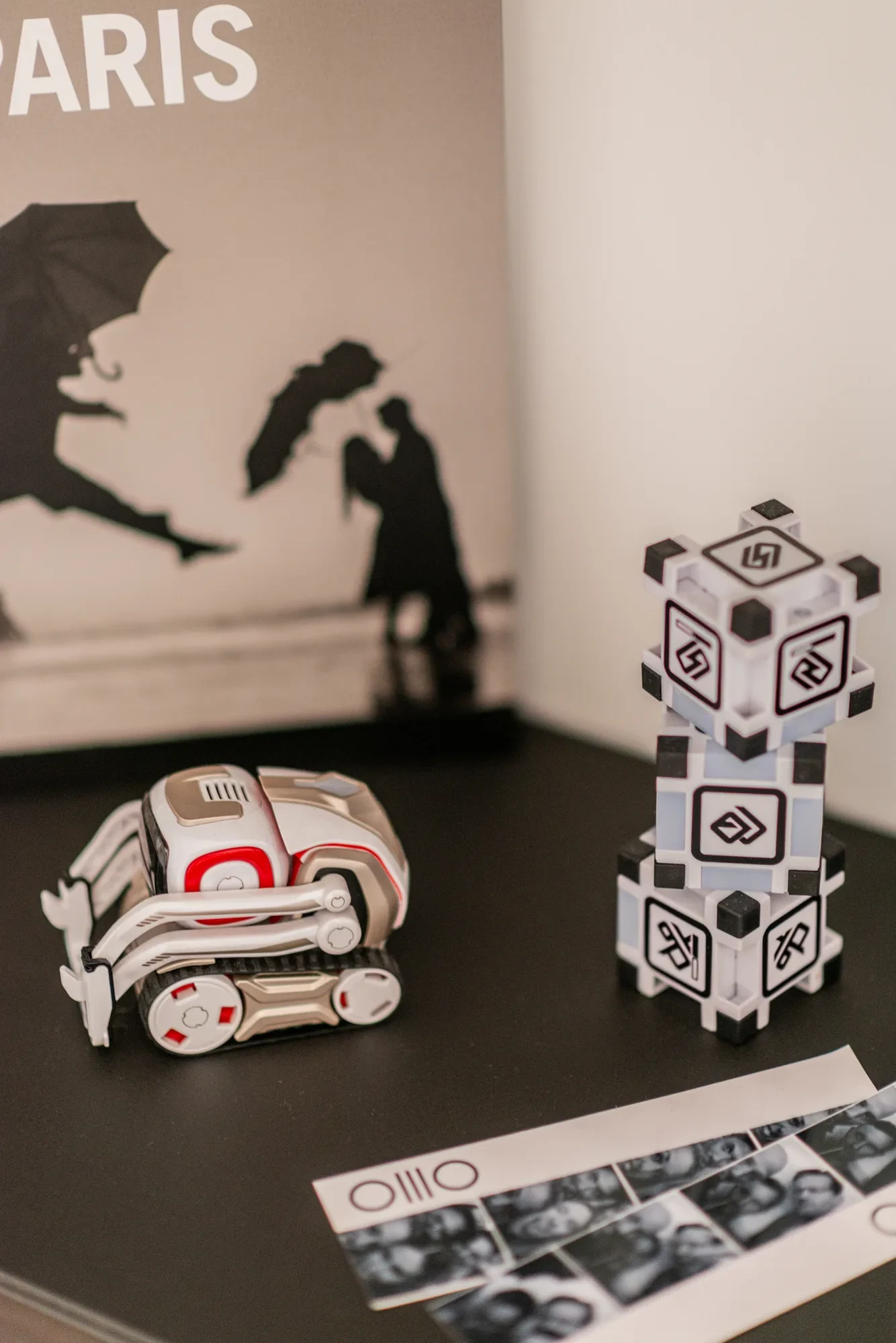 Ein Spielzeugroboter mit seinen Würfeln auf einem Schreibtisch