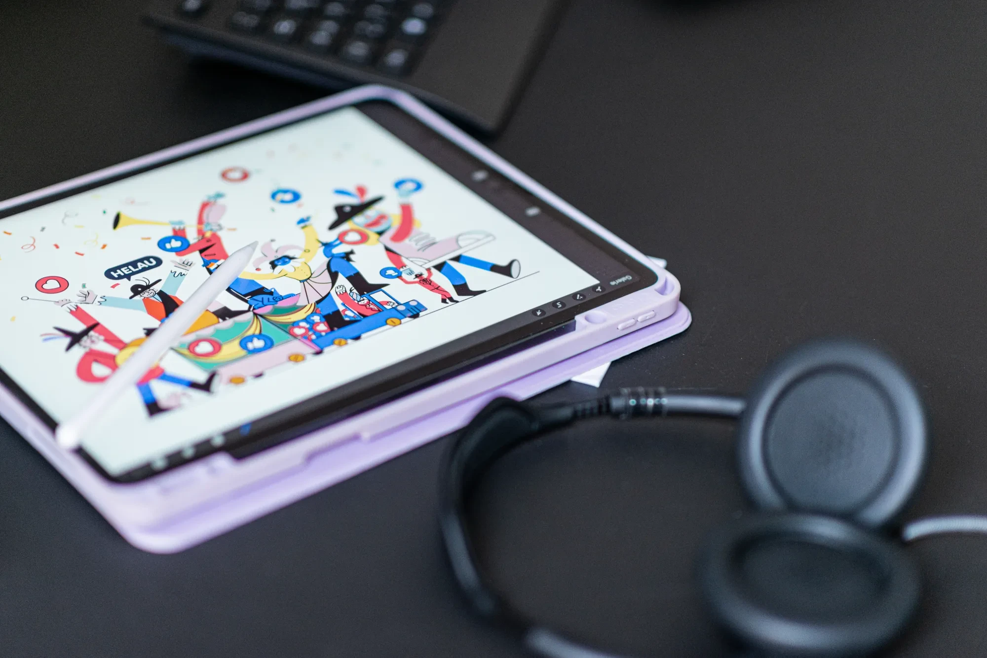 Eine bunte Illustration auf einem Tablet neben Kopfhörern