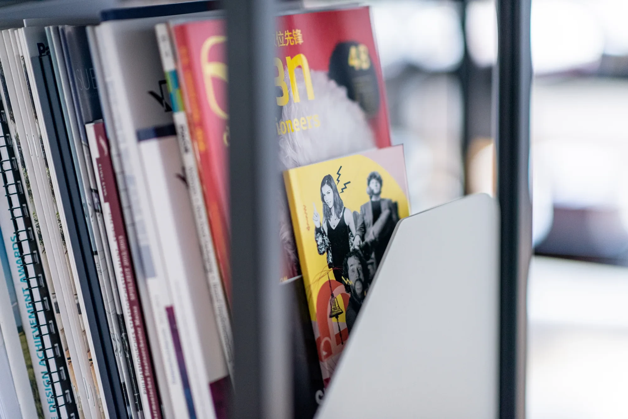 Magazine und Bücher in einem Büroregal
