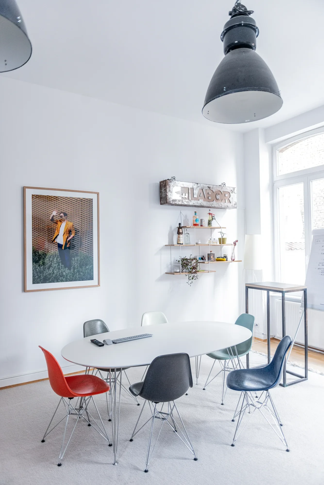 Ein Besprechungsraum im Lab-Büro mit rundem weißem Tisch