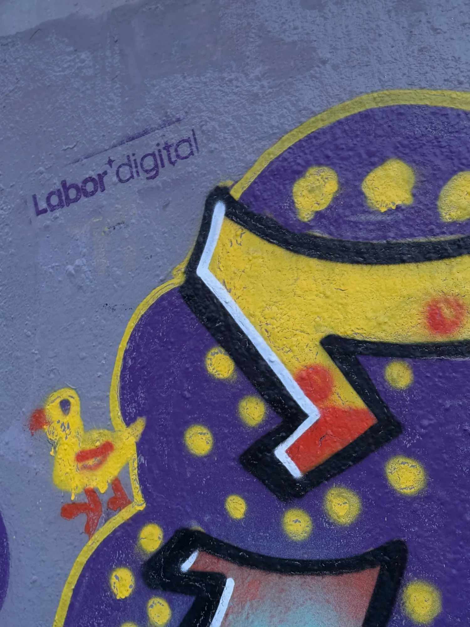 Ein Graffiti mit dem Labor-digital-Logo