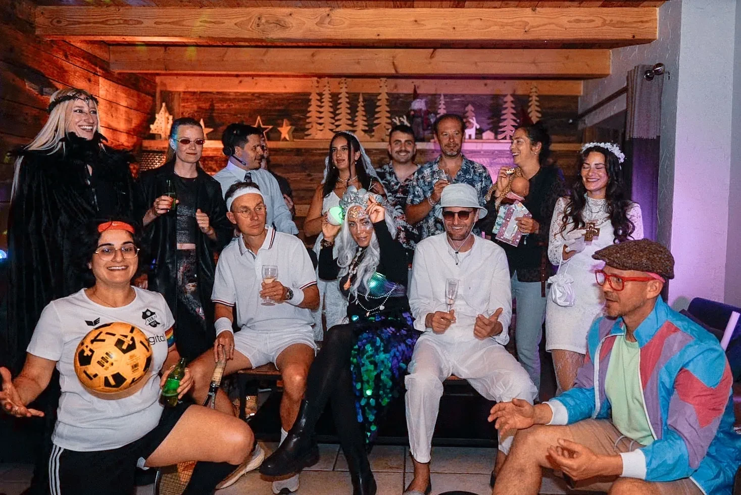 Das Team verkleidet auf einer Party