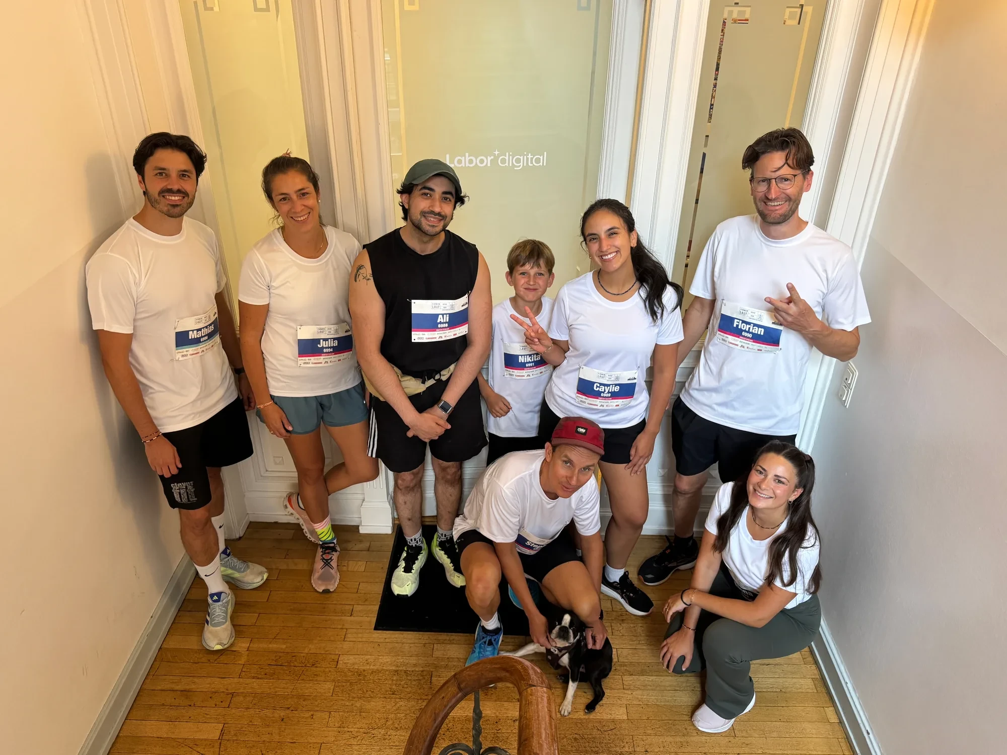 Teammitglieder in Laufshirts mit Startnummern