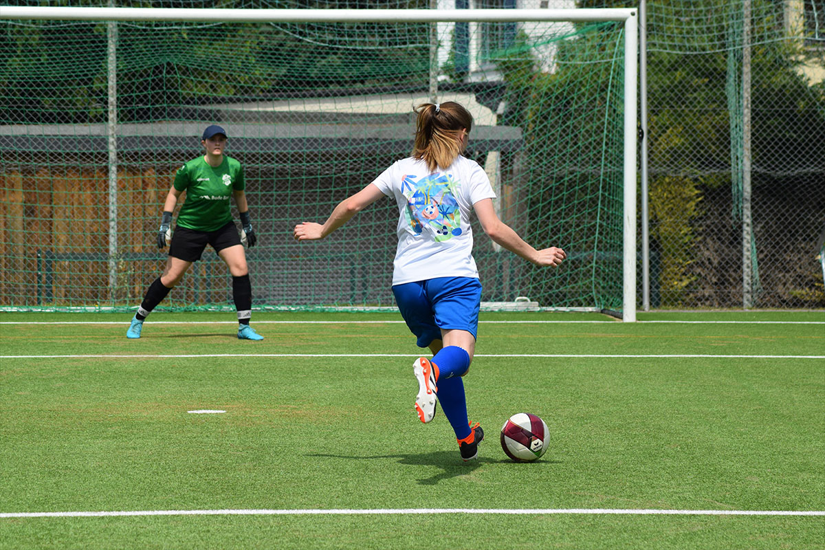 Eine Spielerin des SV Bretzenheim beim Torschuss