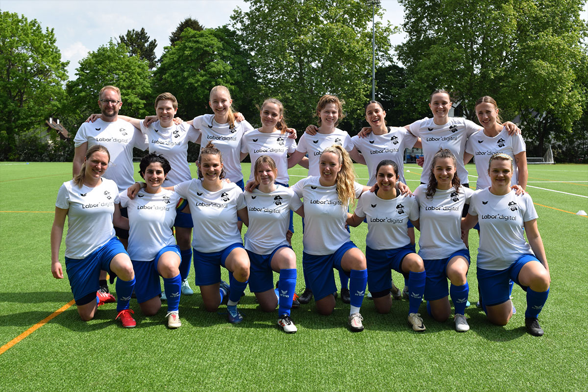 The SV Bretzenheim women's team in Labor.digital shirts